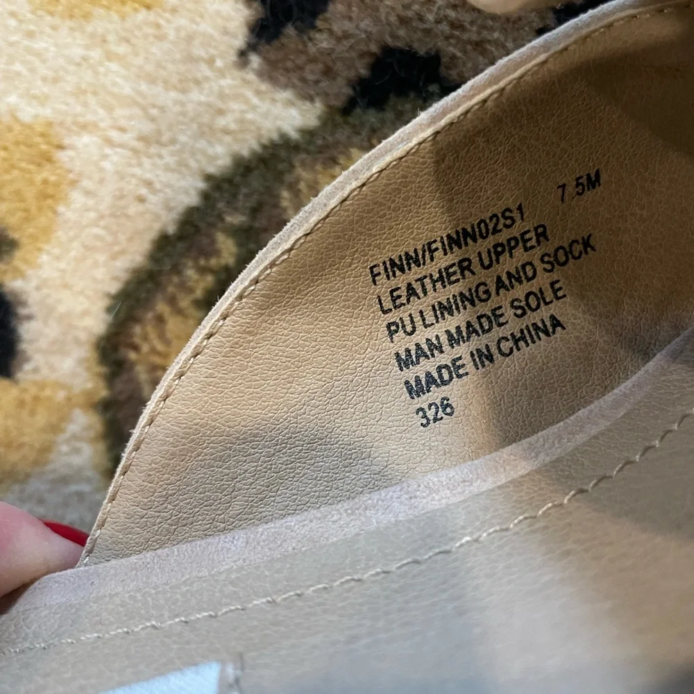 Steve Madden size 7.5 gold chain, tope, genuine, leather suede mule slip on - Picture 2 of 3
